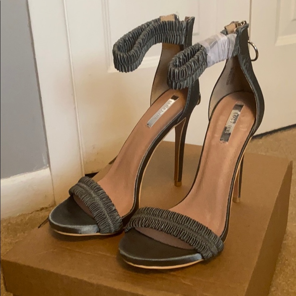 NIB gray satin heel